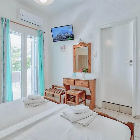 Pavlos Place מלון