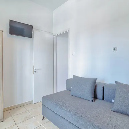 Pavlos Place מלון