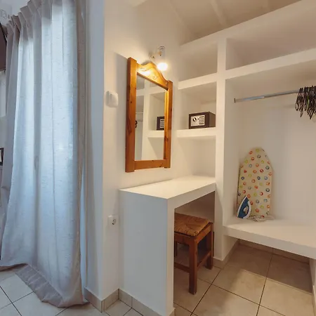 Pavlos Place Hotell 2*